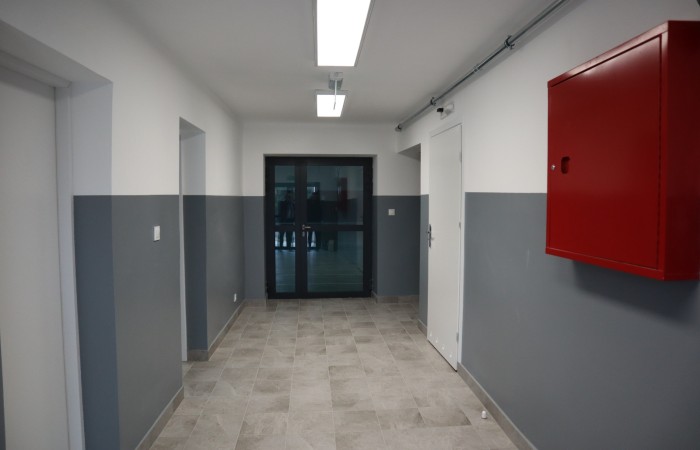 zdjęcie pomieszczenia wewnąrz budynku sali gimnastycznej