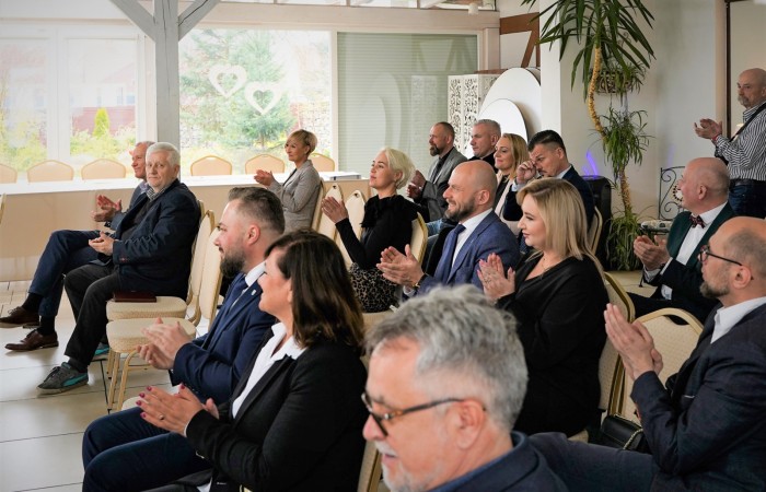 Uczestnicy spotkania słuchający przemowy