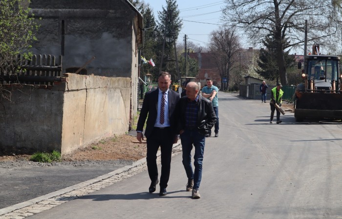 Zdjęcie wójta z sołtysem