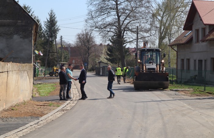 Zdjęcie wójta i sołtysa dziękującym robotnikom