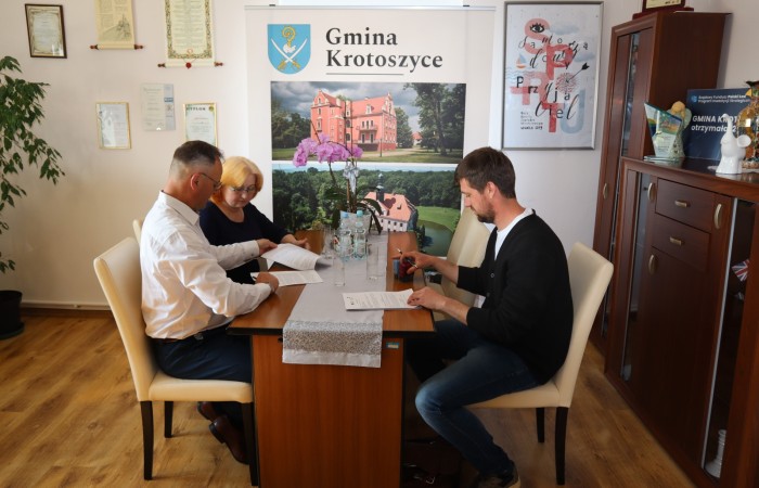 Wójt Gminy Krotoszyce wypełnia dokumenty odnoścnie inwestycji Modernizacji dróg gminnych