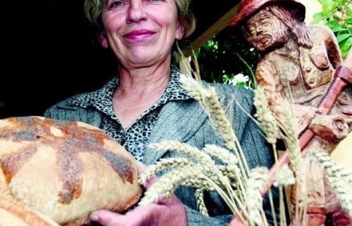 Zdjęcie kobiety z chlebem w dłoniach