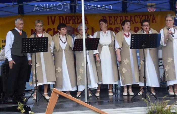 Zdjęcie zespołu muzycznego w trakcie występu na scenie