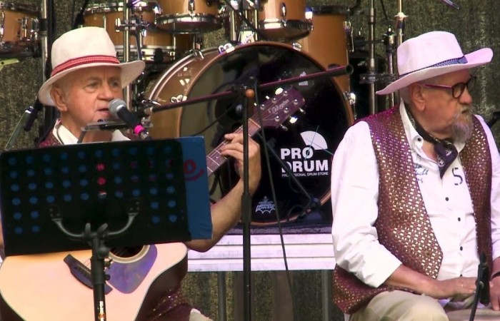 Zdjęcie muzyków na scenie