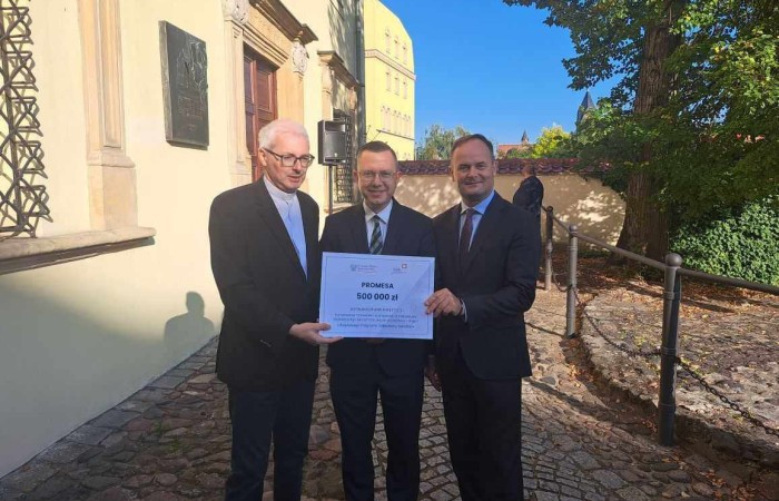 zdjęcie Wojta Gminy Krotoszyce z dwiema innymi osobami trzymającymi czek