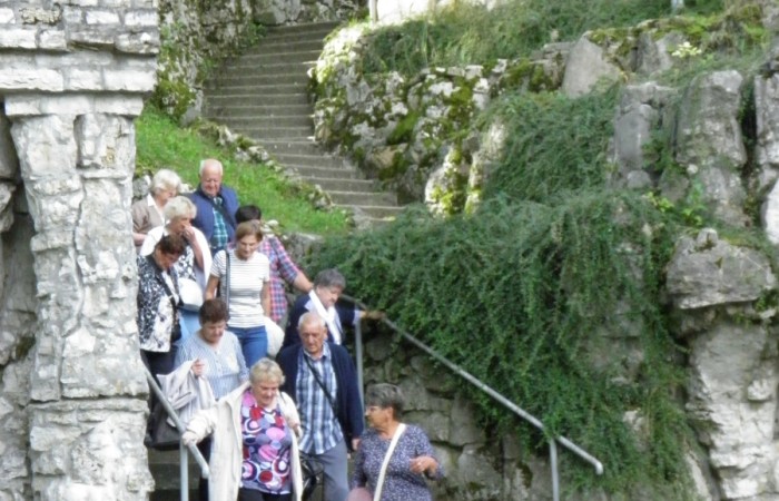 Uczestnicy wycieczki schodzący schodami