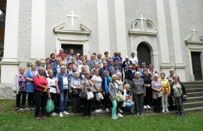Wspólne zdjęcie uczestników wycieczki przy kościele