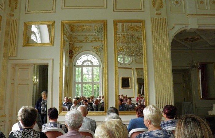 Zdjęcie uczestników wycieczki wewnątrz budynku