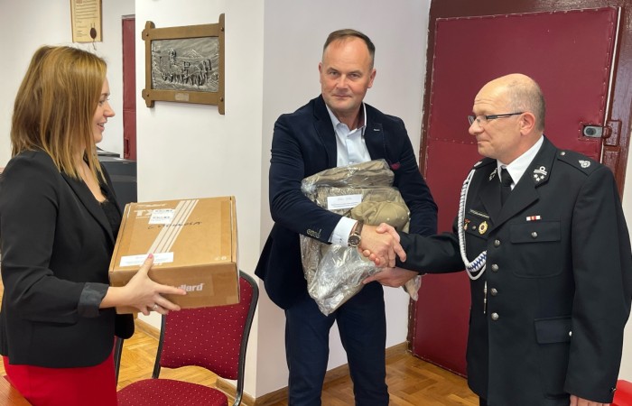 Wójt i Skarbnik przekazują wyposażenie dla straży