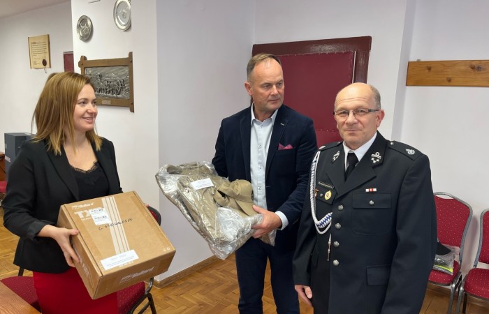 Wójt i Skarbnik przekazują wyposażenie dla straży