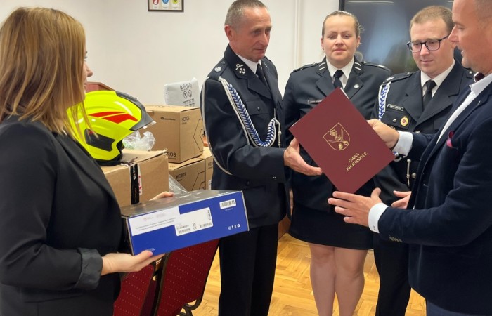 Zdjęcie Wójta rozmawiającego ze strażakami