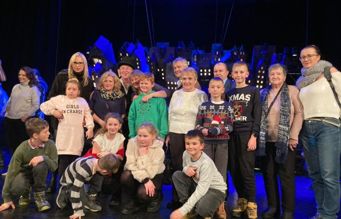 wspólne zdjęcie uczestników spektaklu na scenie