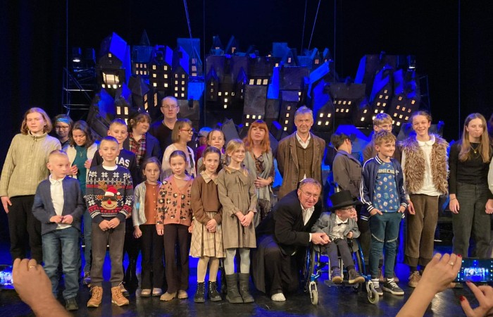 wspólne zdjęcie uczestników spektaklu na scenie