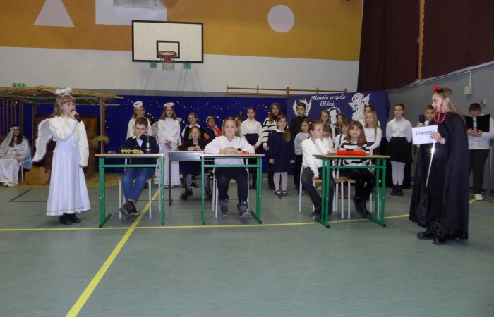 Występ dzieci w przedstawieniu