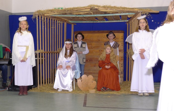 Występ dzieci w przedstawieniu