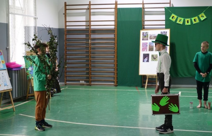 Przedstawienie prowadzone przez uczniów SP w Krotoszycach