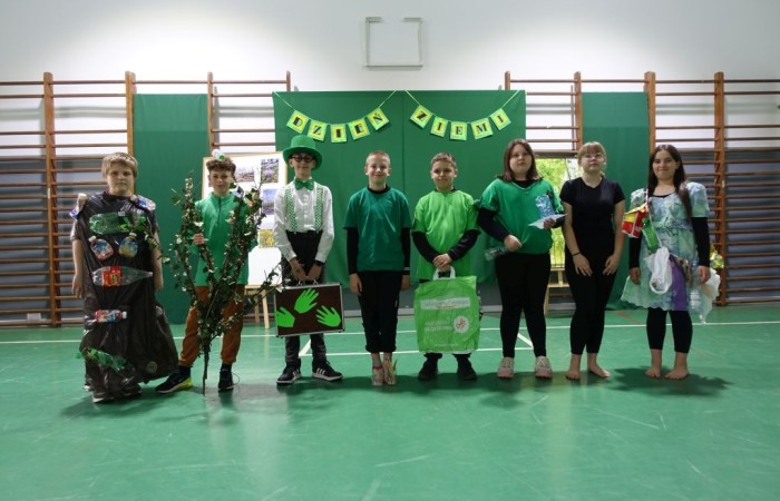 zdjęcie dzieci uczesniczących w obchodach Dnia Ziemi