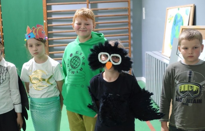 Zdjęcie przebranych w kostiumy dzieci