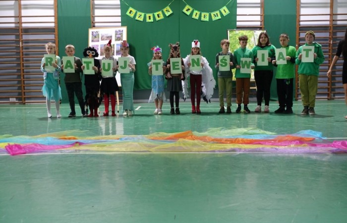 Przedstawienie prowadzone przez uczniów SP w Krotoszycach