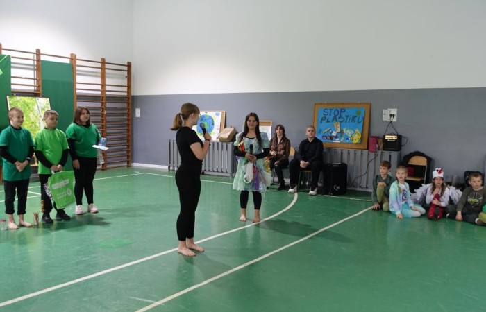 Przedstawienie prowadzone przez uczniów SP w Krotoszycach