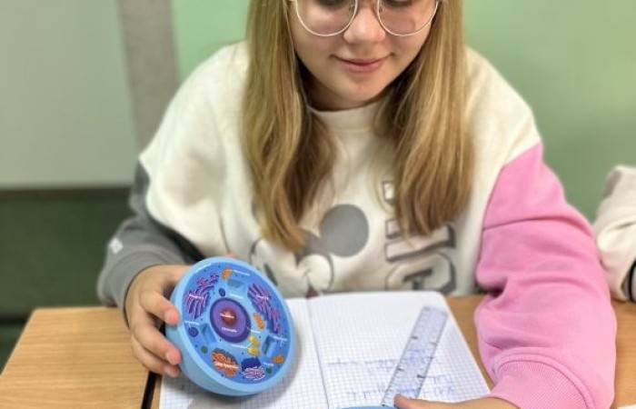 Ekopracownia1 Zdjęcie dziewczynki pracującej na modelach