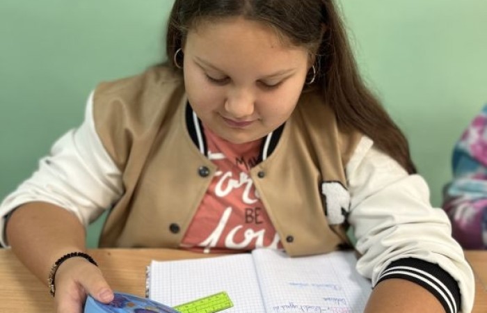 Ekopracownia3 Zdjęcie dziewczynki pracującej na modelach