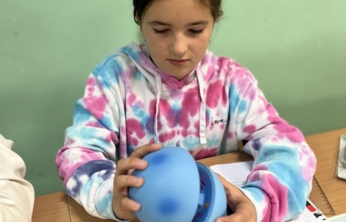 Ekopracownia4 zdjęcie chłopca pracującego na modelach