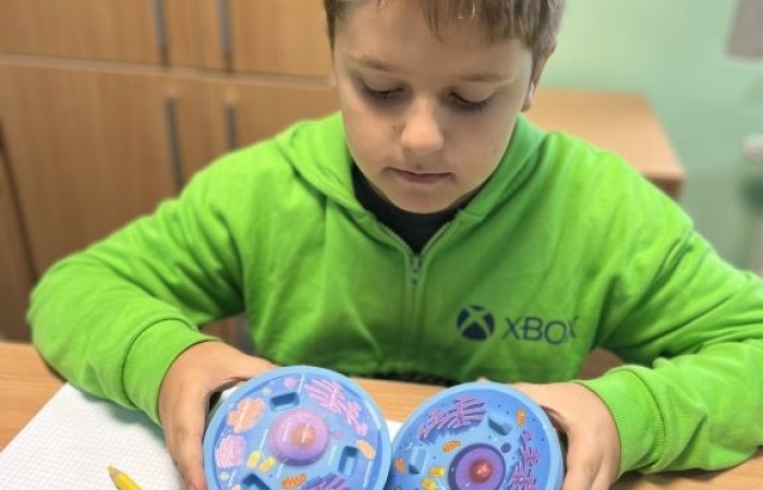 Ekopracownia5 zdjęcie chłopca pracującego na modelach