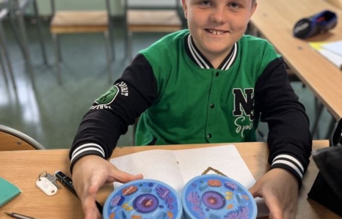 Ekopracownia6 zdjęcie chłopca pracującego na modelach