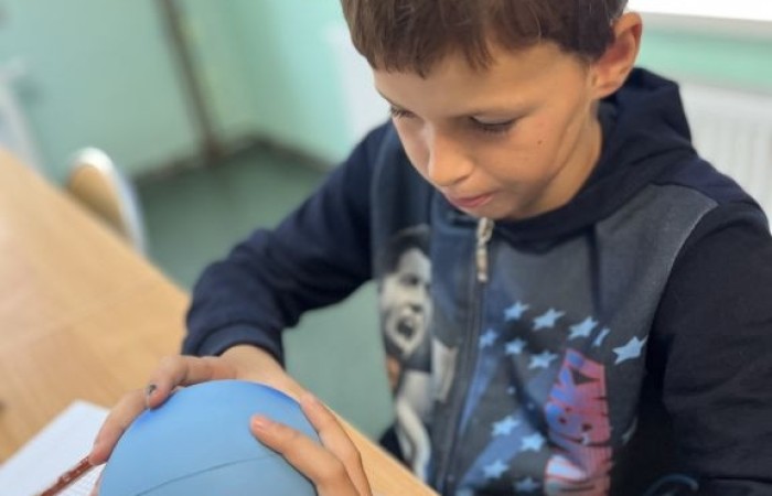 Ekopracownia7 zdjęcie chłopca pracującego na modelach