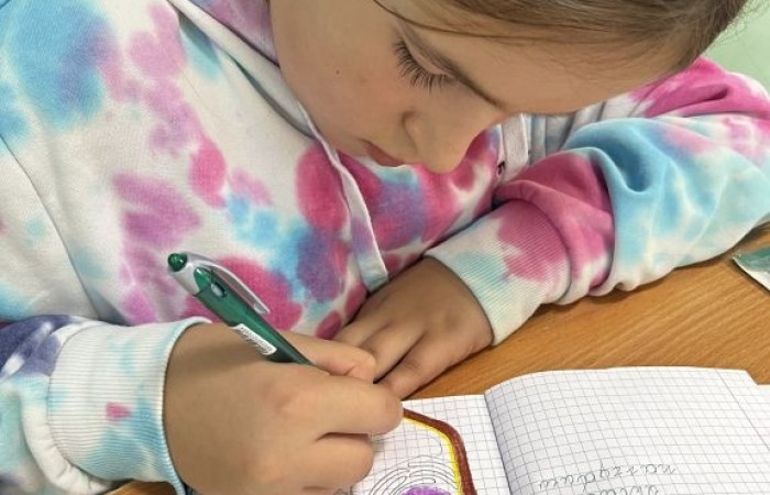 Ekopracownia8 zdjęcie dziewczynki malującej w zeszycie