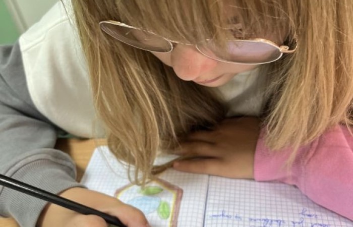 Ekopracownia9 zdjęcie dziewczynki piszącej w zeszycie