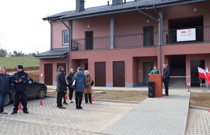 Zdjęcie osób zaproszonych na otwarcie budynku - przed budynkiem