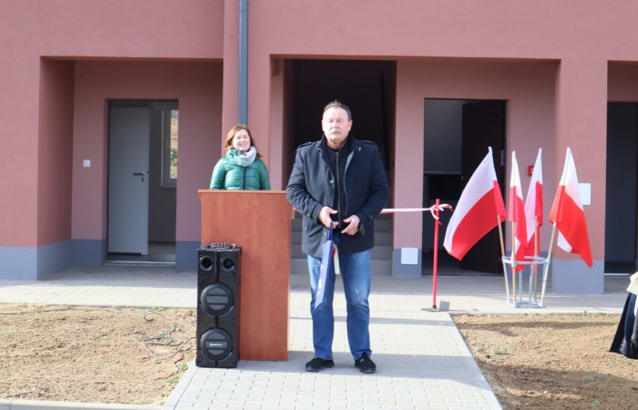 zdjęcie przemawiającej osoby na otwarciu budynku