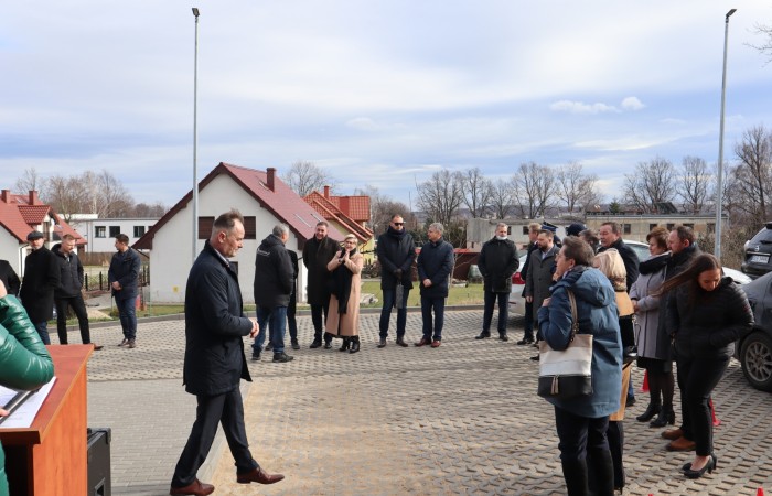 Zdjęcie osób zaproszonych na otwarcie budynku