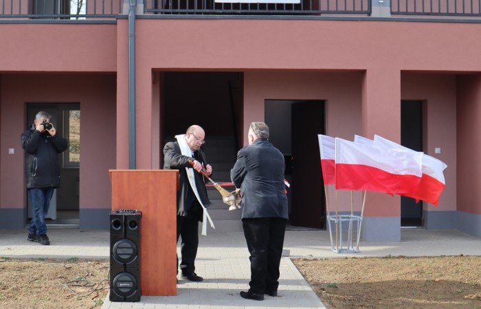 zdjęcie proboszcza święcocego budynek