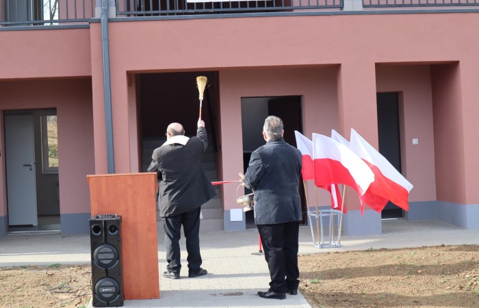 zdjęcie proboszcza święcocego budynek