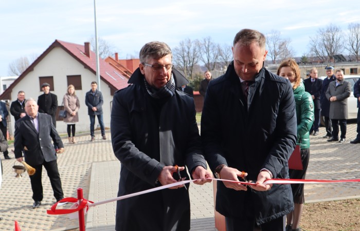 zdjęcie starosty i wójta przecinającego wstęgę