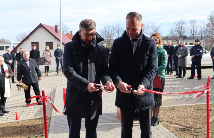 zdjęcie starosty i wójta przecinającego wstęgę