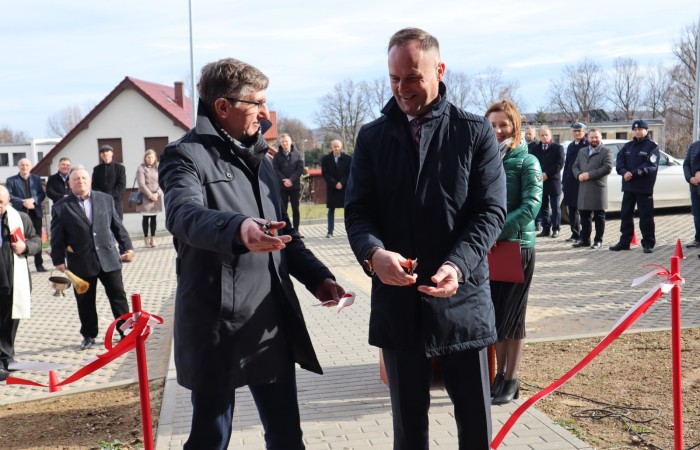 zdjęcie starosty i wójta przecinającego wstęgę