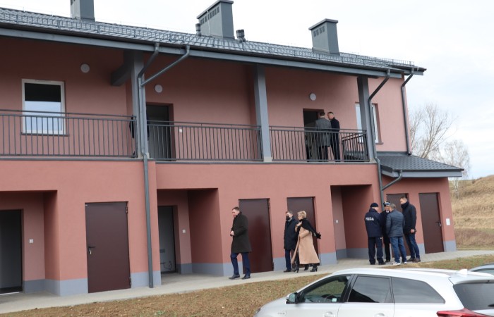 zdjęcie osób zaproszonych , które oglądają budynek