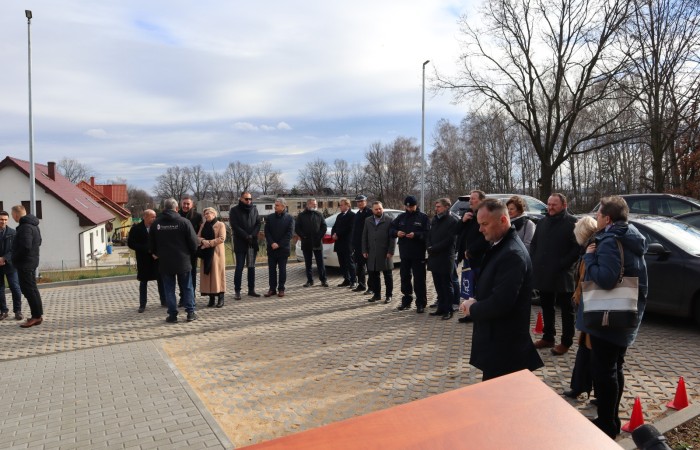 Zdjęcie osób zaproszonych na otwarcie budynku