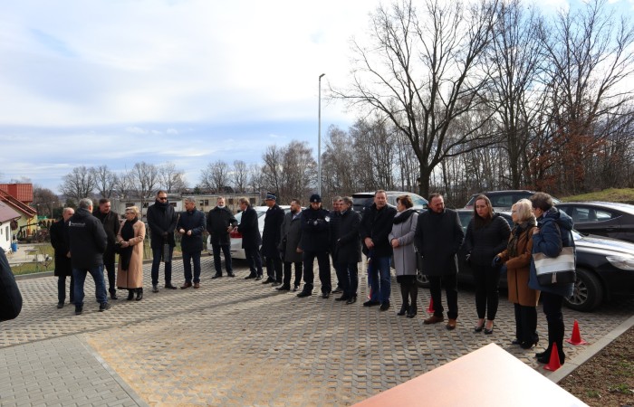 Zdjęcie osób zaproszonych na otwarcie budynku