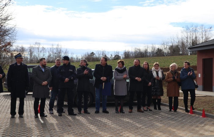Zdjęcie osób zaproszonych na otwarcie budynku