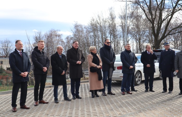 Zdjęcie osób zaproszonych na otwarcie budynku