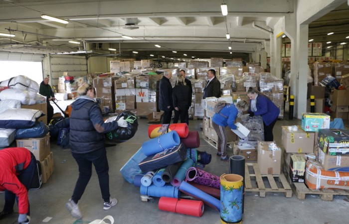 zdjęcie osób pakujących dary