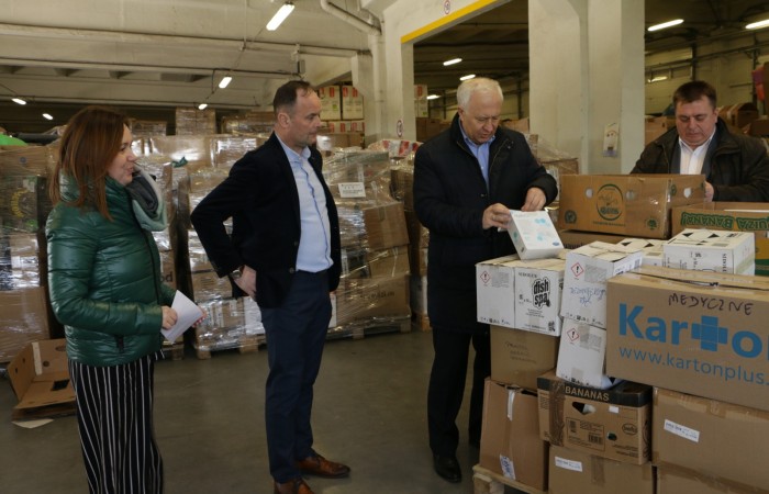 zdjęcie prezydenta Legnicy, Wójta i z-cy Wójta Krotoszyc w hangarze z darami