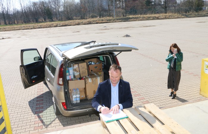 zdjęcie wójta krotoszyc podpisującego dokument przekazania darów