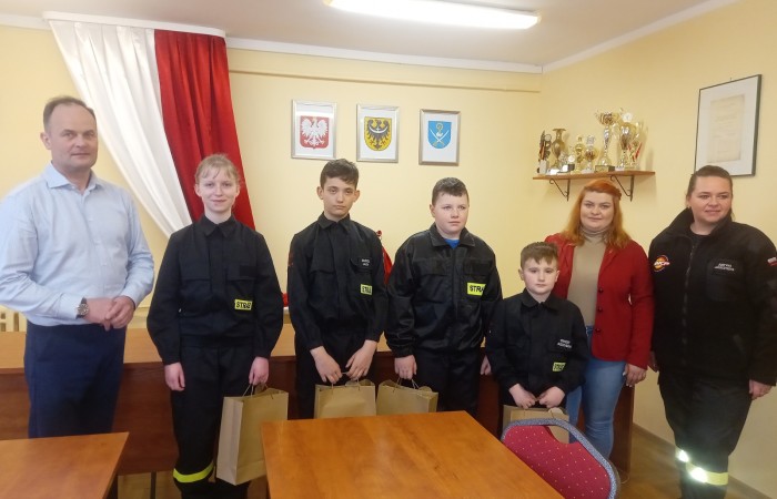 zdjęcie Wójta z lauretami turnieju pożarniczego