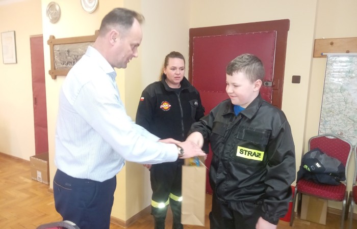 zdjęcie Wójta wręczającego nagrody za Turniej pożarniczy